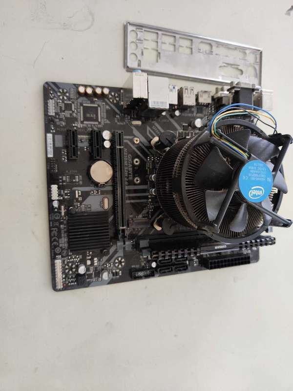 Intel Core i5 9600KF Motherboard Combo**8GB DDR4 Corsair Ram**