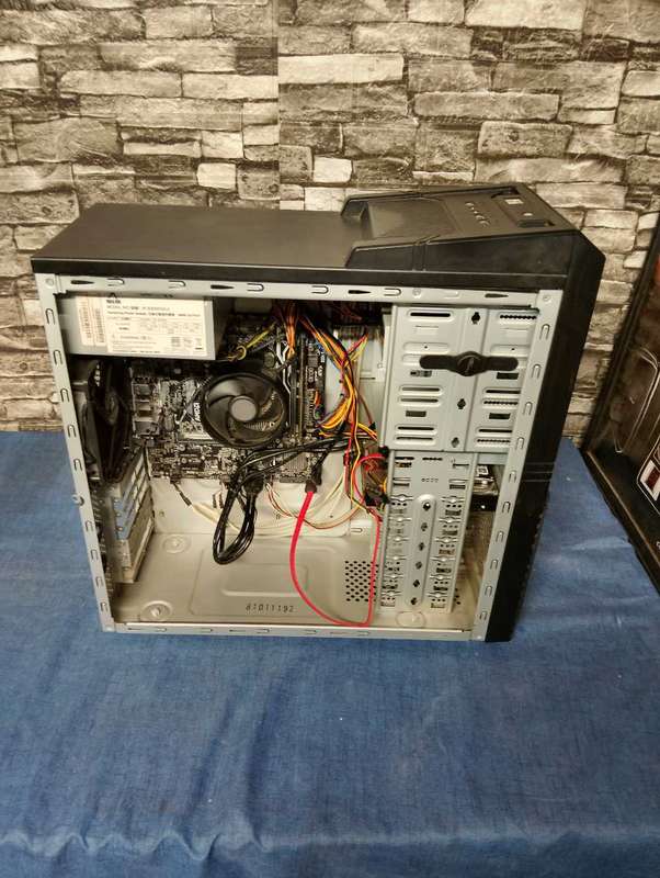 Ryzen 3 2200G PC**8GB DDR4 Ram**500GB HDD**Asus Board