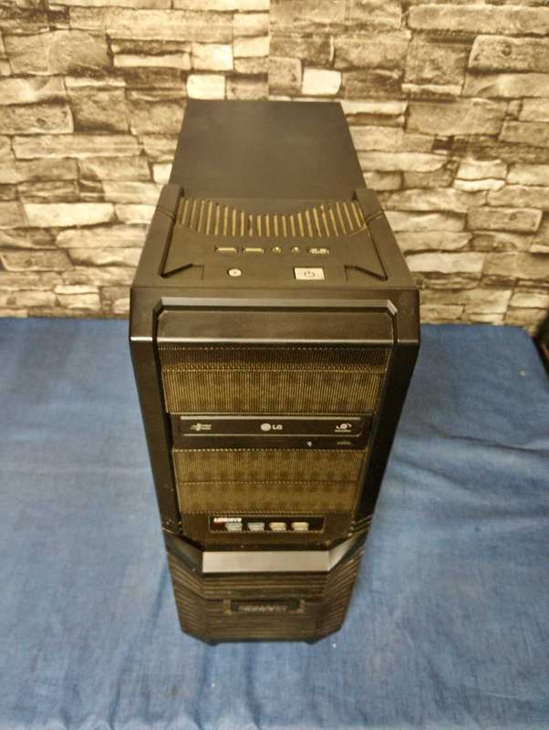 Ryzen 3 2200G PC**8GB DDR4 Ram**500GB HDD**Asus Board