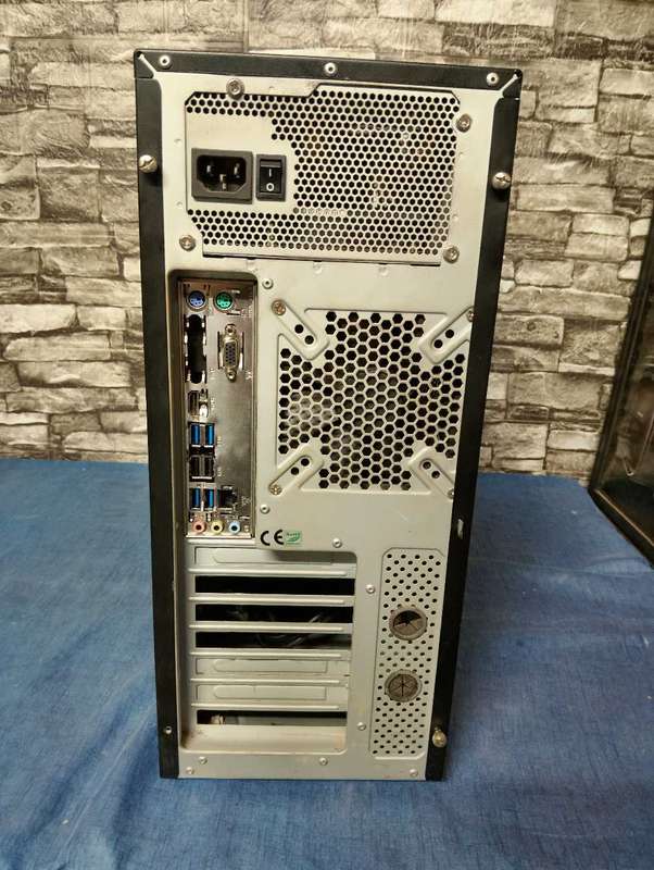 Ryzen 3 2200G PC**8GB DDR4 Ram**500GB HDD**Asus Board