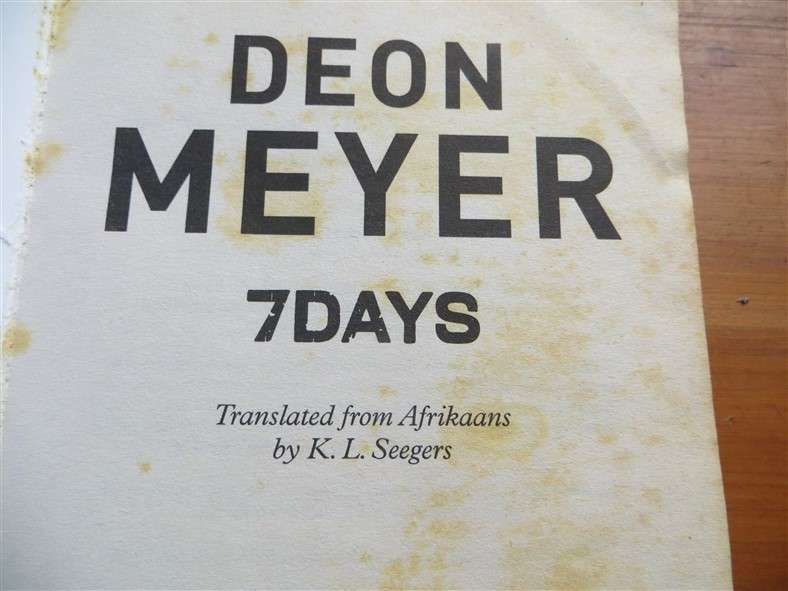 Deon Meyer - 7 Days - foxing present
