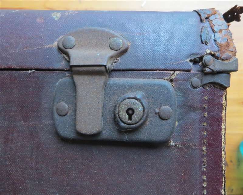 Vintage medium / small Suitcase