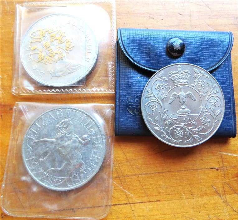 3 x GB Crowns 2 x 1977 + 1981 - Bid per Crown