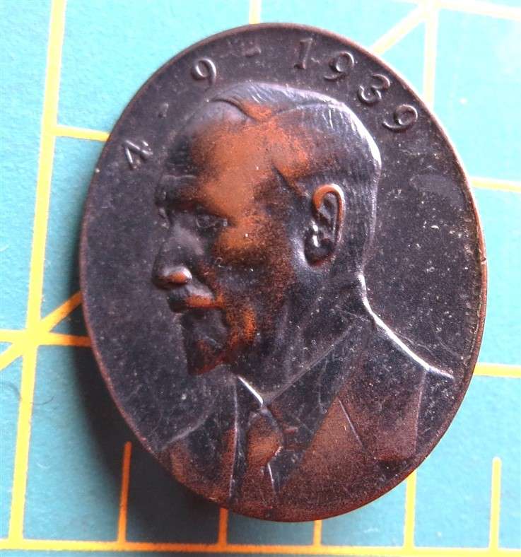 Jan Smuts Lapel badge 1 - 9 - 1939