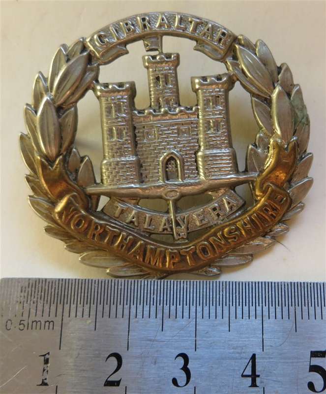 1898-1921 Northamptonshire Regiment Cap Badge  - 1 Lug
