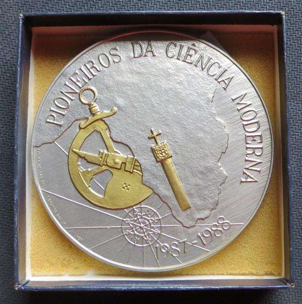 Portugal 1987 - 1988 Large 196gr Pioneers of Modern Science Medallion #123 of 1000 Bronze