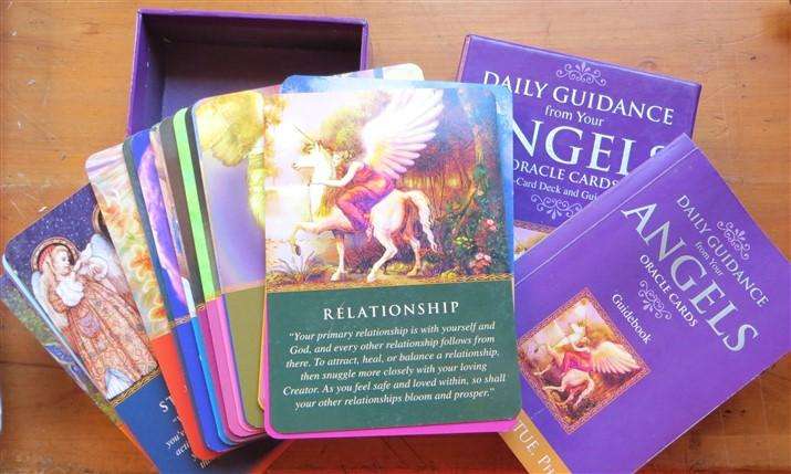 Daily Guidance from your Angels - Oracle Cards + Book /Guide + Box - Doreen Virtue