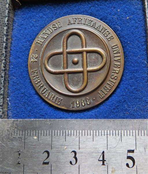 1968 Randse Afrikaanse Universiteit RAU Medal in Box