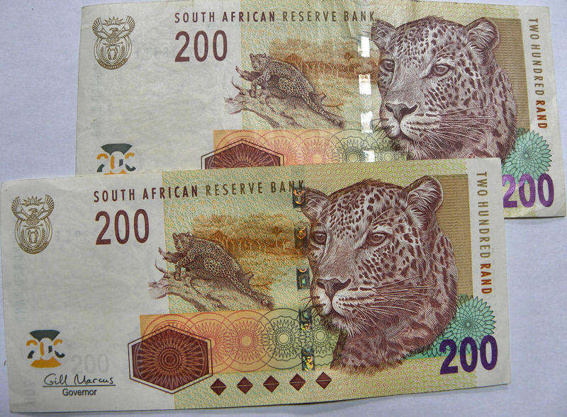  Top Grade notes: UNC , 2009 1st issue, 2 x Gill Marcus R200 #AA979***E . Bid per note. 