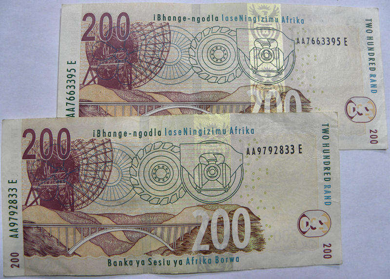  Top Grade notes: UNC , 2009 1st issue, 2 x Gill Marcus R200 #AA979***E . Bid per note. 