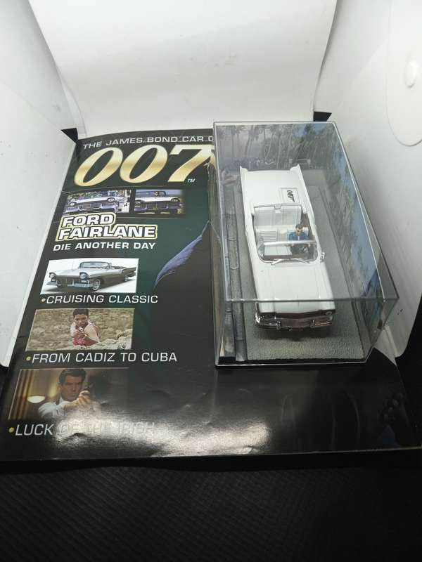 007 Ford Fairlane - Die another day - scale 1/43. Sealed. With Book