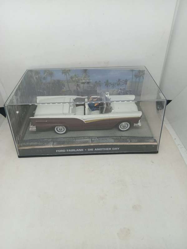 007 Ford Fairlane - Die another day - scale 1/43. Sealed. With Book