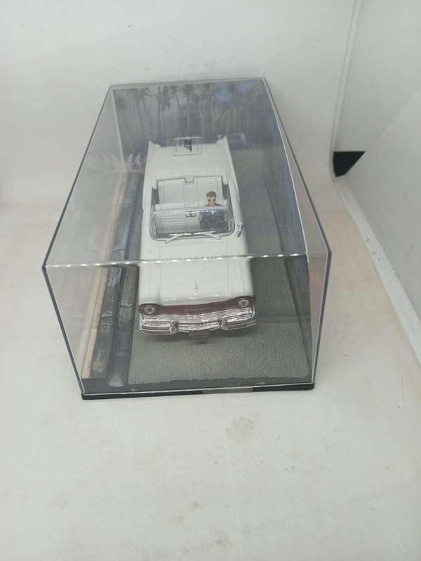 007 Ford Fairlane - Die another day - scale 1/43. Sealed. With Book