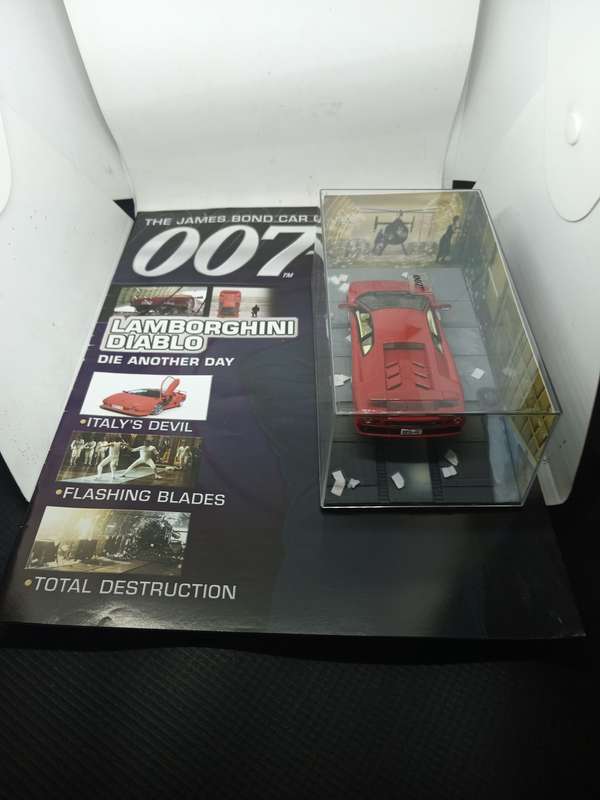 007 Lamborghini Diablo - Die another day - scale 1/43. Sealed. With Book
