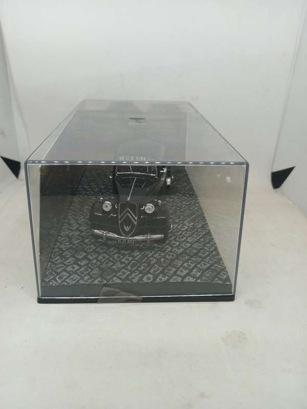 007 Citroen Traction Avant - From Russia with Love - scale 1/43. Sealed. With Book