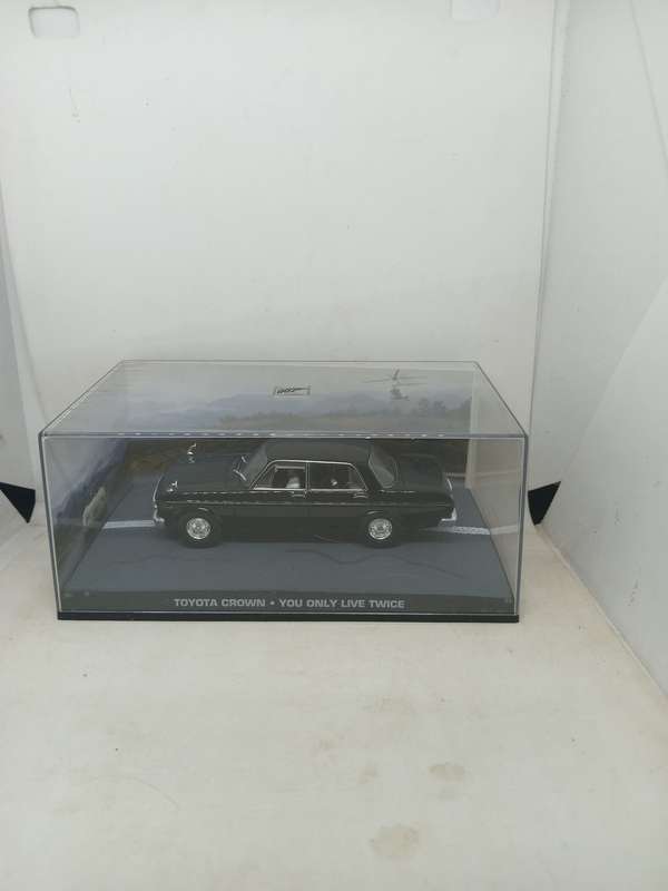 007 Toyota Crown - You only life Twice - scale 1/43. Sealed. With Book
