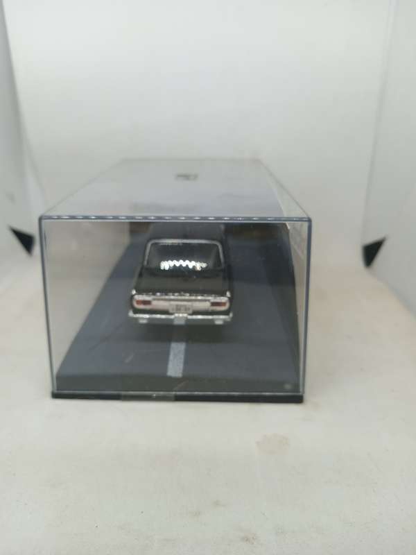 007 Toyota Crown - You only life Twice - scale 1/43. Sealed. With Book