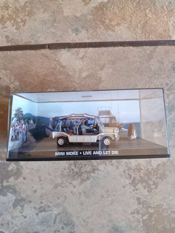 007 Mini Moke - Live and Let Die - scale 1/43. Sealed. With Book