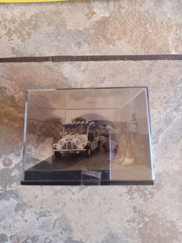 007 Mini Moke - Live and Let Die - scale 1/43. Sealed. With Book