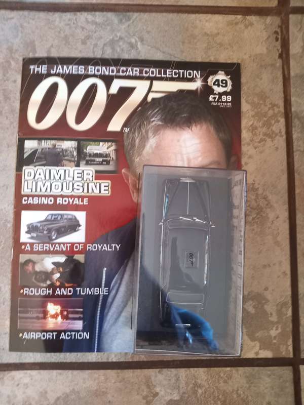 007 Daimler Limousine - Casino Royale - scale 1/43. Sealed. With Book
