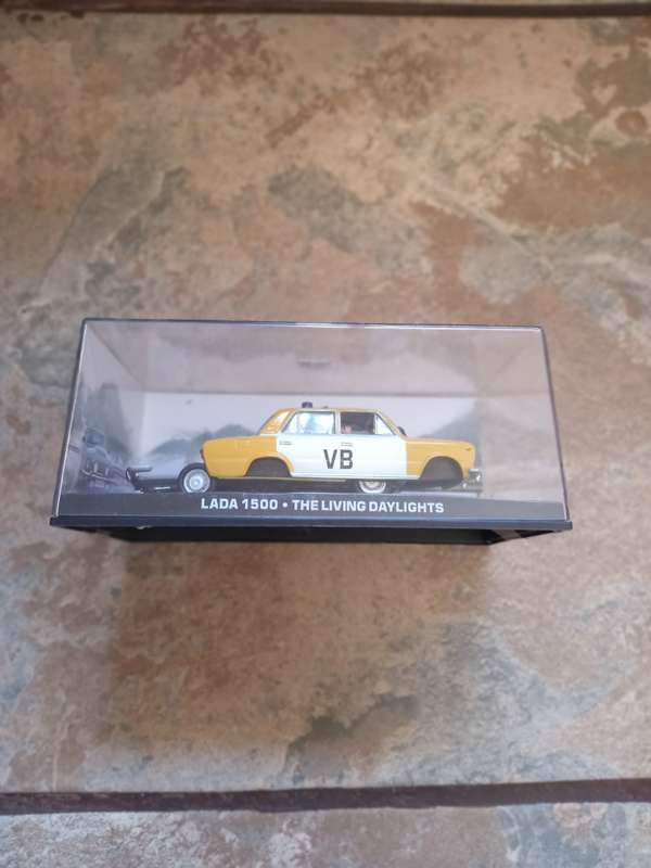 007 Lada 1500 - Living Daylights - scale 1/43. Sealed. with book