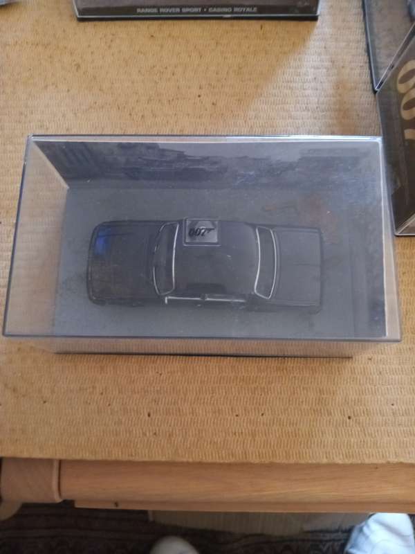 007 Gaz Volga - Goldeneye -  scale 1/43. Sealed with book