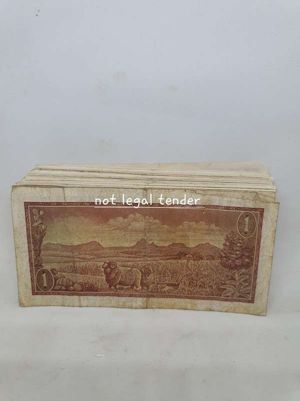 57  1967 TW de Jongh 1st issue Eng/Afr One Rand Banknote (A214). Bid per note to take the lot