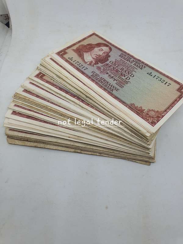 57  1967 TW de Jongh 1st issue Eng/Afr One Rand Banknote (A214). Bid per note to take the lot