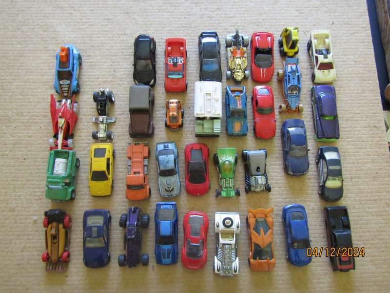 35 Hotwheels and other Metal Die Cast Cars