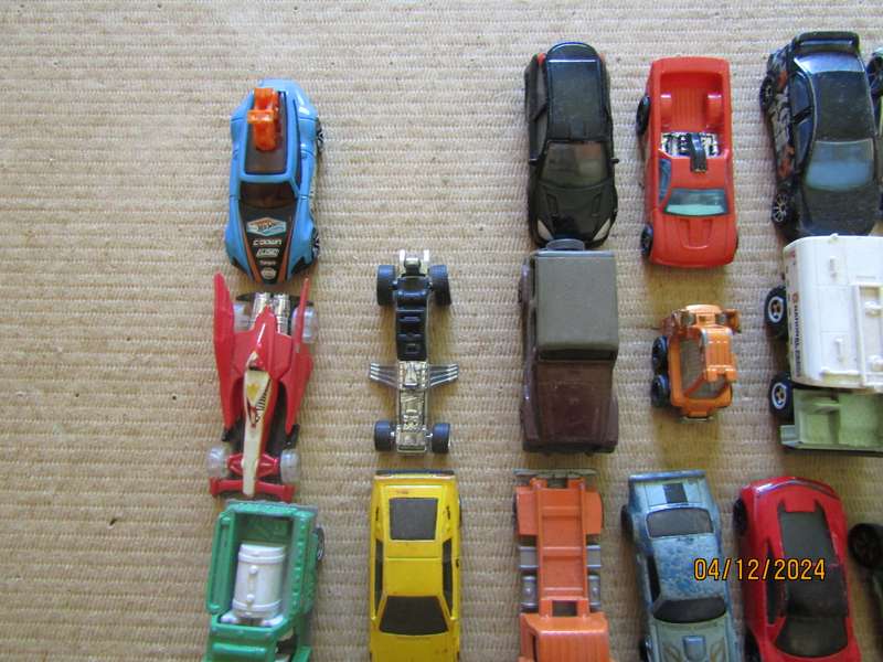 35 Hotwheels and other Metal Die Cast Cars