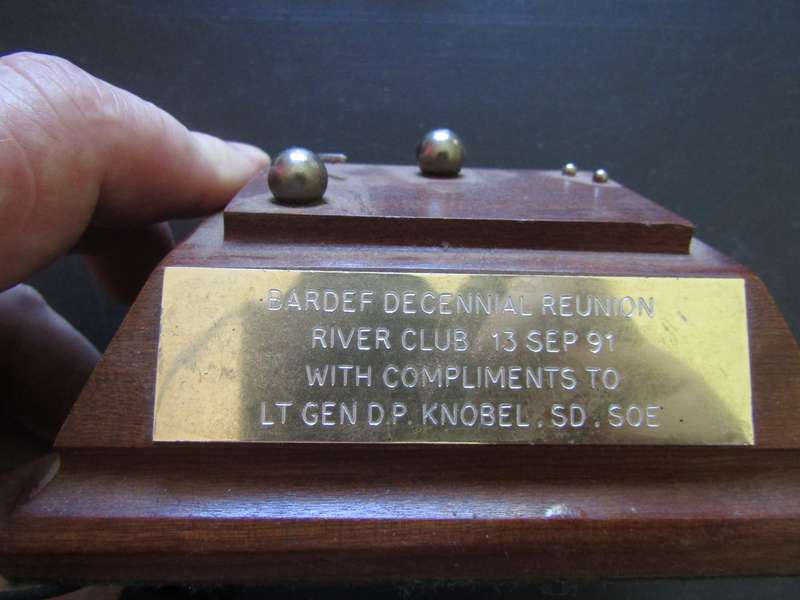 Plaque to LT Genl N Knobel bardef decennial reunion  1991. Small
