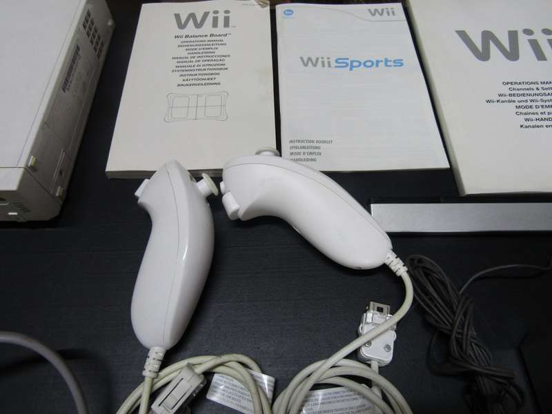 Wii Nintendo Game Console with Fit Game and Balance board. All Working All incl.