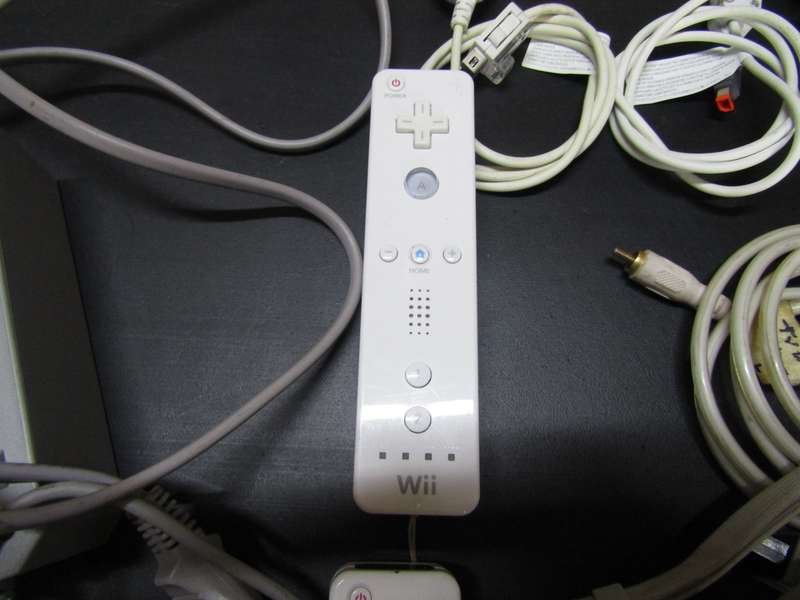 Wii Nintendo Game Console with Fit Game and Balance board. All Working All incl.