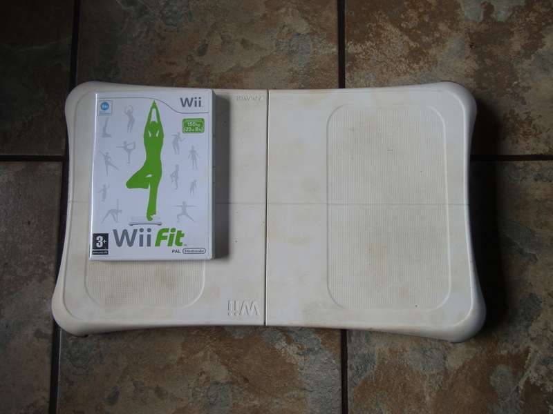 Wii Nintendo Game Console with Fit Game and Balance board. All Working All incl.