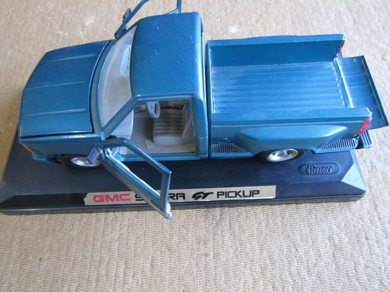 Redbox GMC Sierra GT Pickup Scale 1:24