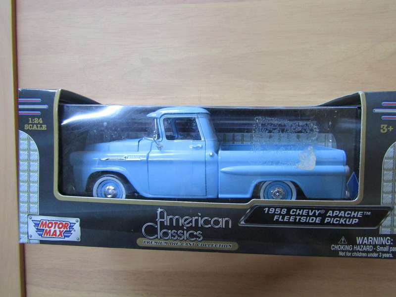 Motormax American Classic - 1958 - Chevy Apache Fleetside Pickup - Scale 1:24