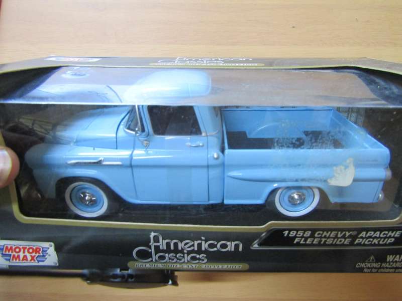 Motormax American Classic - 1958 - Chevy Apache Fleetside Pickup - Scale 1:24