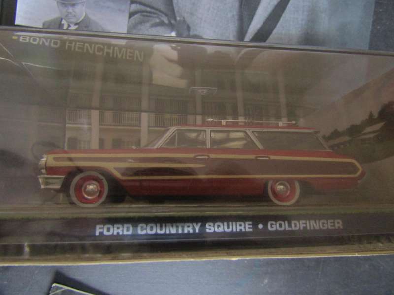 007 Ford Country Squire - Goldfinger - scale 1/43. Sealed. With Book Nr 105