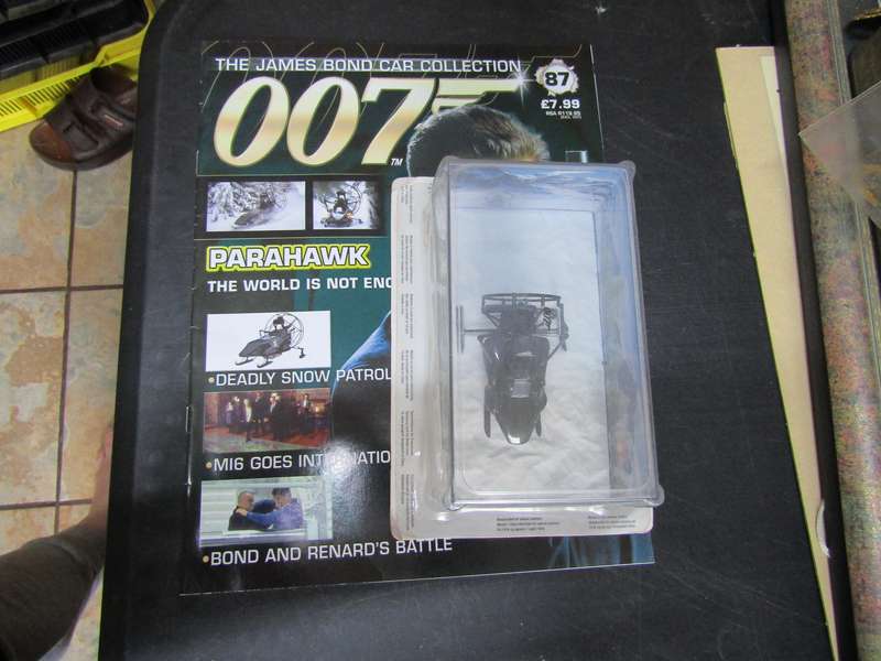 007 ParaHawk - The World is not Enough - scale 1/43. Sealed. With Book Nr 87