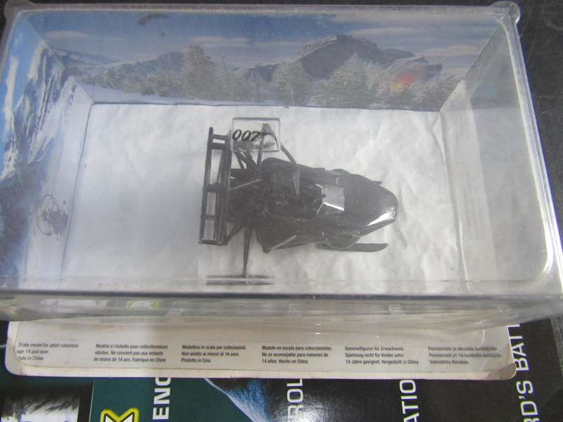 007 ParaHawk - The World is not Enough - scale 1/43. Sealed. With Book Nr 87