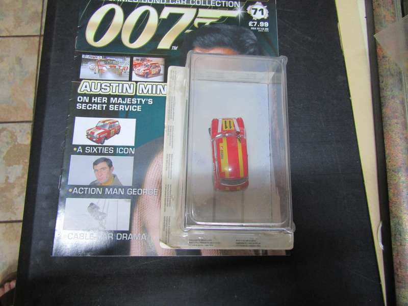 007 Austin Mini  - On Her Majesty secret Service - scale 1/43. Sealed. With Book Nr 71