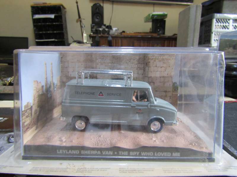 007 Leyland Sherpa Van - The Spy who Loved Me - scale 1/43. Sealed. With Book Nr 61
