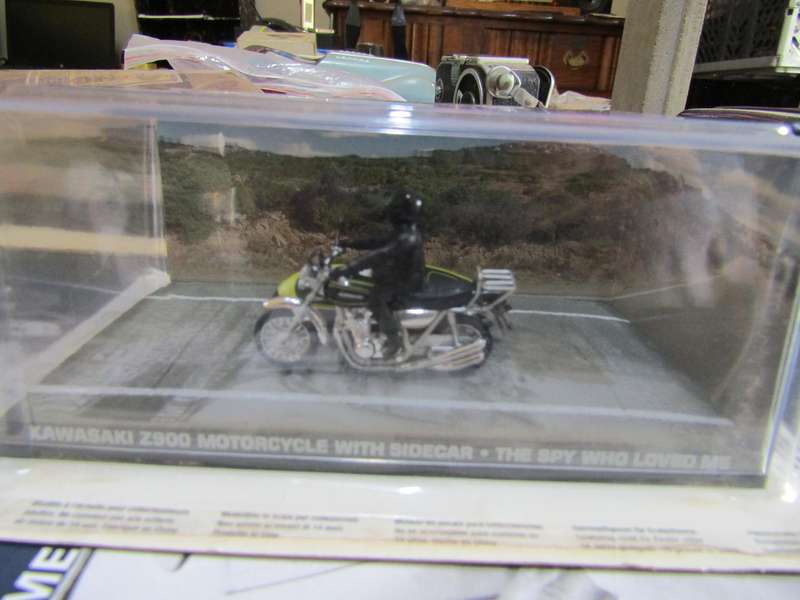 007 Kawazaki Z900 Motorcycle with Side - The Spy who Loved Me - scale 1/43. Sealed. With Book Nr 95