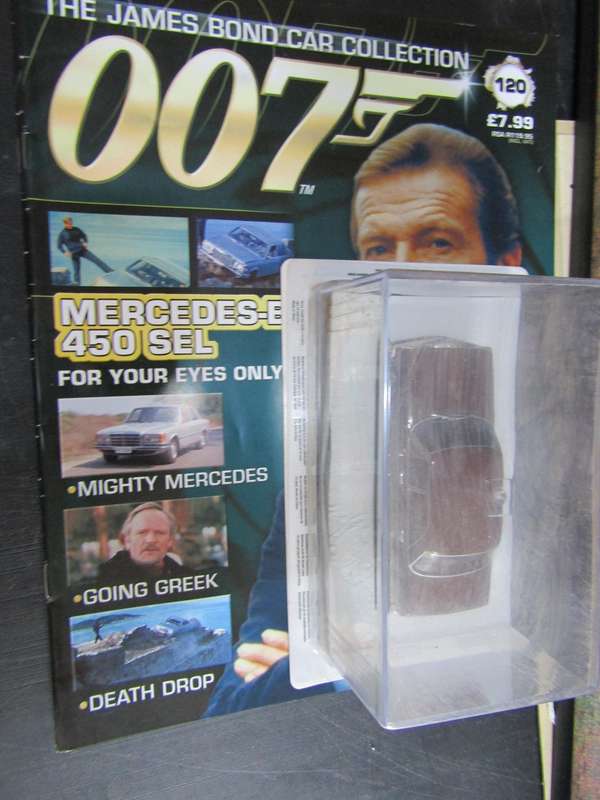 007 Mercedes Benz 200 D - For your eyes only - scale 1/43. Sealed. With Book Nr 122