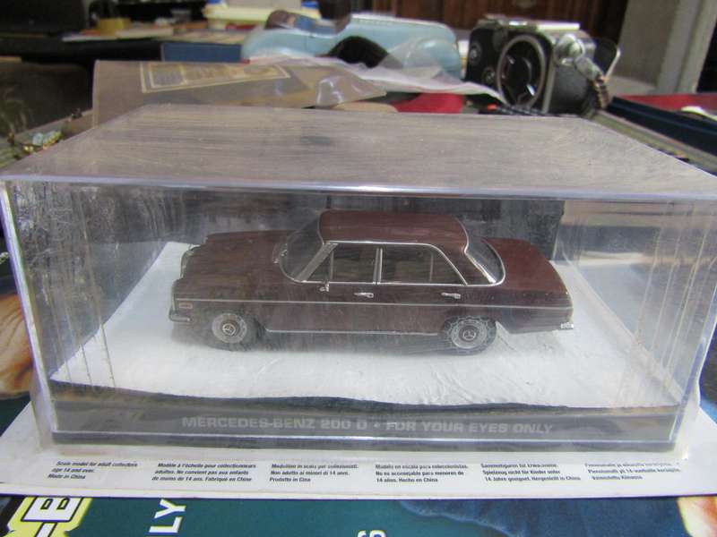 007 Mercedes Benz 200 D - For your eyes only - scale 1/43. Sealed. With Book Nr 122