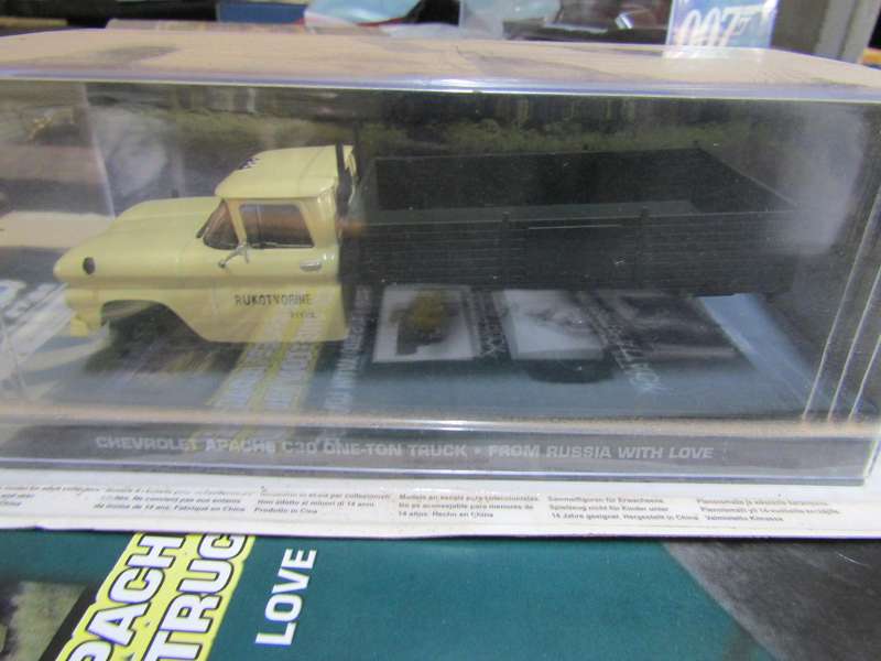 007 Chevrolet Apache C30 - From Russia with Love - scale 1/43. Sealed. With Book Nr 126