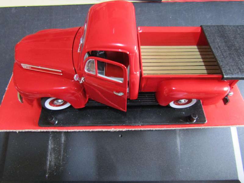 Ford F1 Pickup - 1948 - scale 1/18 With Perspex cover