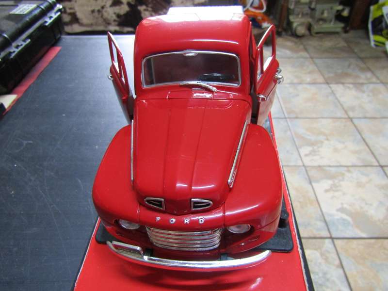 Ford F1 Pickup - 1948 - scale 1/18 With Perspex cover