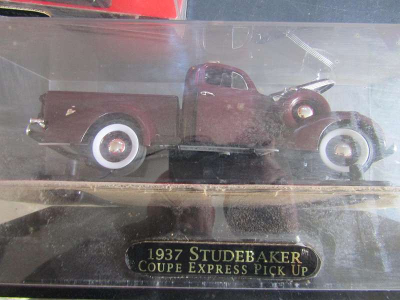 Studebaker Coupe Express Pick Up - 1937 - scale 1/18 With Perspex cover