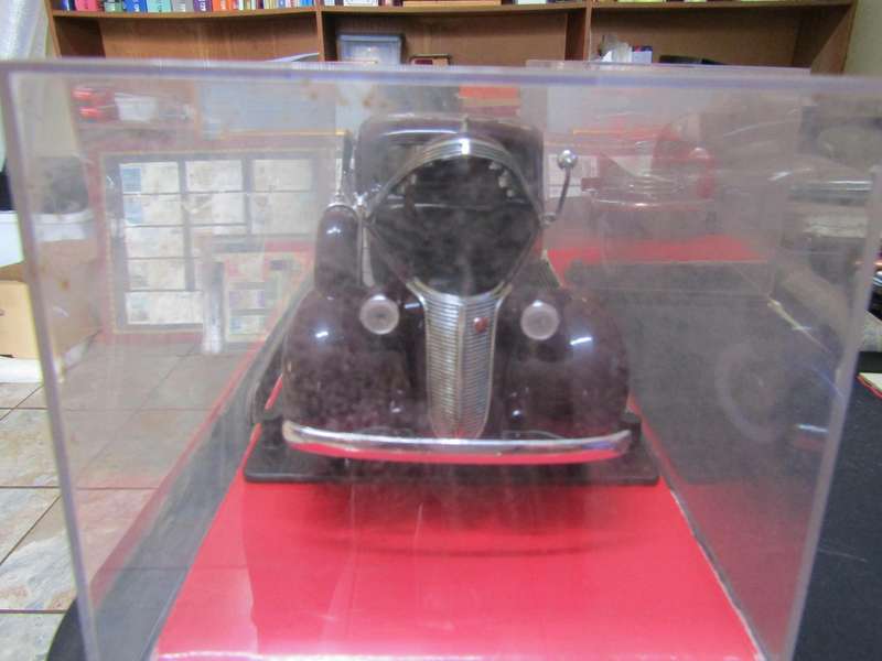 Studebaker Coupe Express Pick Up - 1937 - scale 1/18 With Perspex cover